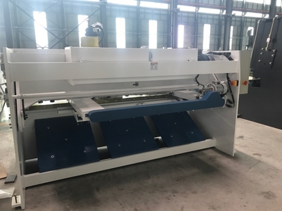 Гидравлические гильотинные ножницы QC12K (6x2500) с ЧПУ ESTUN E21